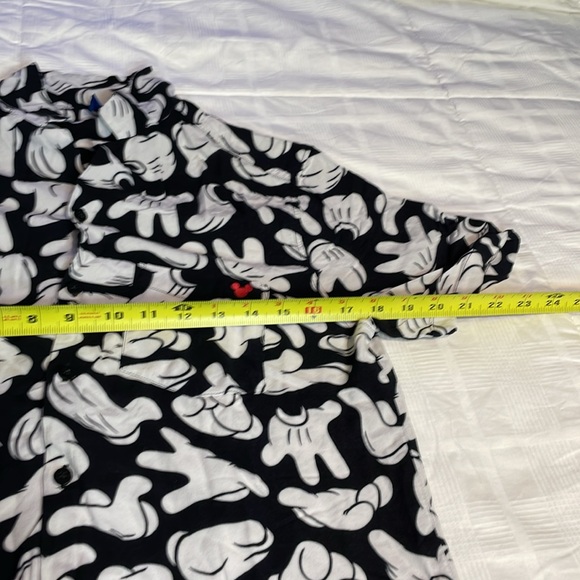 Mickey Mouse Women’s Glove/Hand Symbol Button down shirt Size Small - Picture 6 of 7